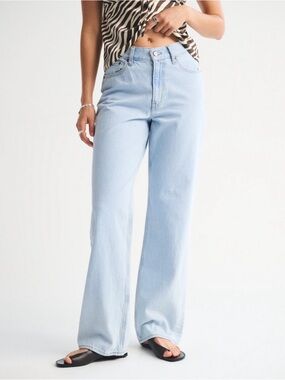 Size 26 NWOT Abercrombie High Rise Light Wash Wide Leg Jeans